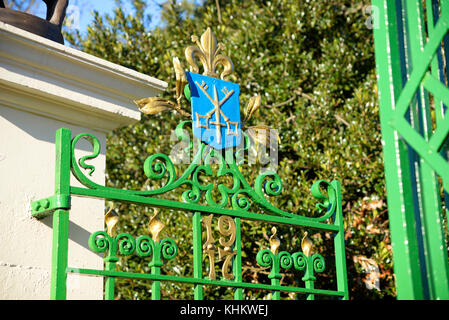 Priory Park Gates vor kurzem restauriert. Victoria Avenue, Southend On Sea, Essex. Von RA Jones zu der Gemeinde Southend durch Herzog von York geöffnet dargestellt Stockfoto