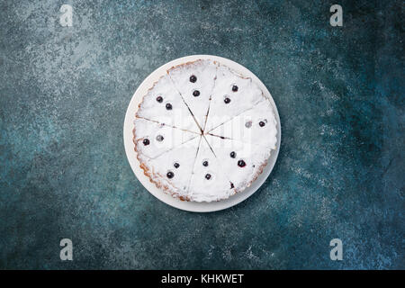 Köstliches Dessert auf Platte, süß lecker Käsekuchen mit frischen Beeren. Ansicht von oben. Stockfoto