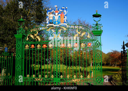 Priory Park Gates vor kurzem restauriert. Victoria Avenue, Southend On Sea, Essex. Von RA Jones zu der Gemeinde Southend durch Herzog von York geöffnet dargestellt Stockfoto