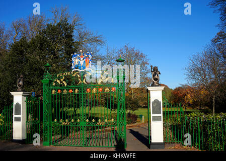 Priory Park Gates vor kurzem restauriert. Victoria Avenue, Southend On Sea, Essex. Von RA Jones zu der Gemeinde Southend durch Herzog von York geöffnet dargestellt Stockfoto