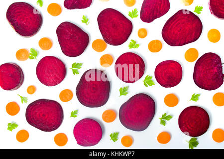 Rohstoffe Zuckerrüben und Karotte Schichten auf weißem Hintergrund Stockfoto