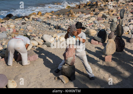 Mexiko, Jalisco, Puerto Vallarta. El Centro, alte Innenstadt. Blick auf den Tonfall Stacker", die Balance Strand Felsen für Tipps. Stockfoto