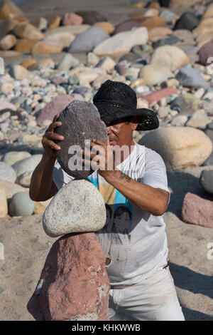 Mexiko, Jalisco, Puerto Vallarta. El Centro, alte Innenstadt. Blick auf den Tonfall Stacker", die Balance Strand Felsen für Tipps. Stockfoto