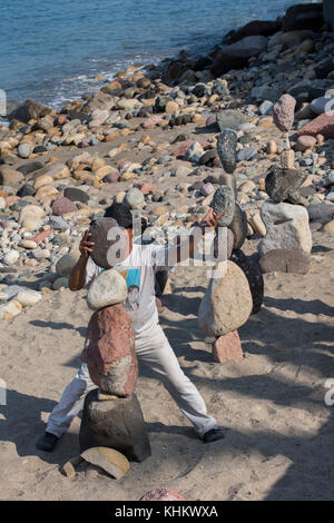 Mexiko, Jalisco, Puerto Vallarta. El Centro, alte Innenstadt. Blick auf den Tonfall Stacker", die Balance Strand Felsen für Tipps. Stockfoto