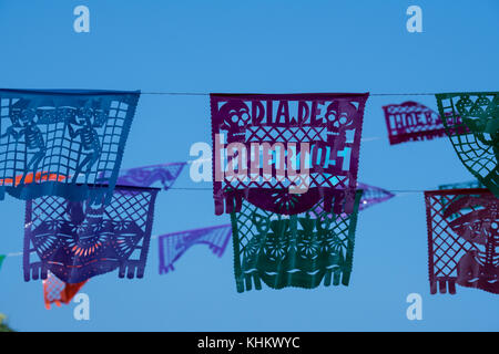 Mexiko, Bundesstaat Jalisco, Puerto Vallarta. El Centro, Altstadt. Der Malecon, Strandpromenade, Tag der Toten alias Día de Muertos Dekorationen. Stockfoto