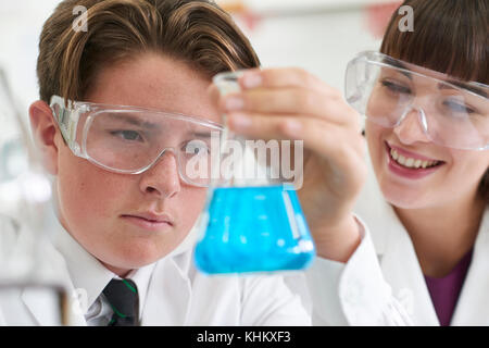 Männliche Schüler und Lehrer, der Chemie experiment Stockfoto