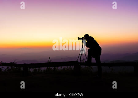 Silhouette des Fotografen ein Foto auf View Point in Twilight Stockfoto