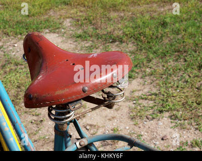 Alte vintage bike Sitz aus echtem Leder braun mit Federn. Stockfoto