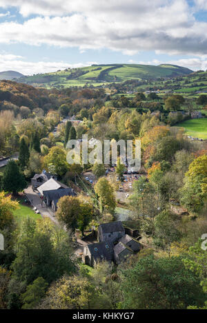 Loggerheads Country Park in der Nähe von Mold in Nordwales. Ein sonniger Herbsttag. Stockfoto