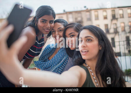 Junge Frauen, die ein selfie auf einer Party zusammen Stockfoto