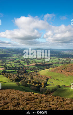 Wunderschöne Aussicht von foel fenlli in der Clwydian Hügel, North Wales auf einem sonnigen Herbsttag. Stockfoto