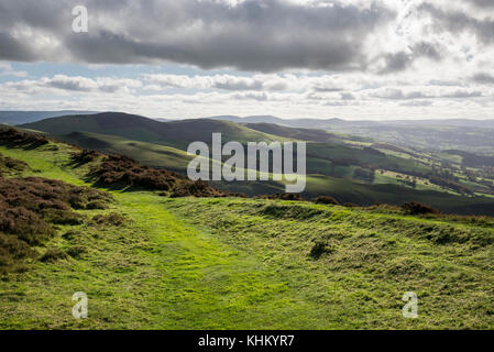 Wunderschöne Aussicht von foel Fenlli in der Clwydian Hügel, North Wales auf einem sonnigen Herbsttag. Stockfoto