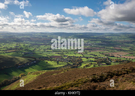 Wunderschöne Aussicht von foel fenlli in der Clwydian Hügel, North Wales auf einem sonnigen Herbsttag. Stockfoto