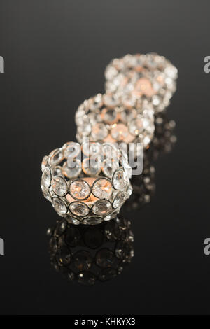 Close-up dekorative Designer Handwerk Kerzen in einer Reihe Stockfoto