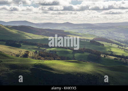 Wunderschöne Aussicht von Foel Fenlli in der Clwydian Range, Nordwales an einem Herbsttag. Stockfoto
