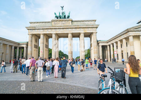 Berlin, Deutschland - 25 August, 2017; Gruppe von vor Touristen sammeln wie andere kommen in großer Zahl täglich zu sehen und fotografieren das Symbol der alten c Stockfoto