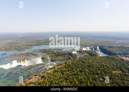 Helikopterblick aus Iguazu Falls National Park, Argentinien. UNESCO-Welterbe. Abenteuerreisen in Südamerika Stockfoto