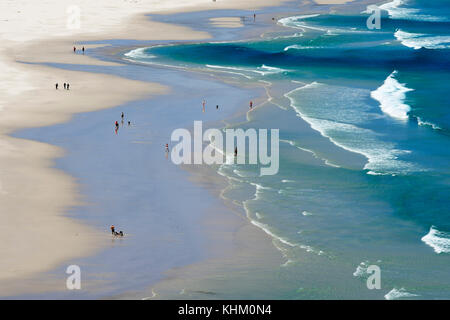 Breiten Sandstrand mit Wellen, Strand von Noordhoek, Kapstadt, Western Cape, Südafrika Stockfoto