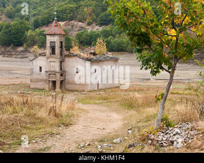 Die alte Kirche des Hl. Nikolaus, im See Bitola, Mazedonien in der Regel teilweise unter Wasser, taucht voll in Zeiten niedriger Wasserstand. Stockfoto