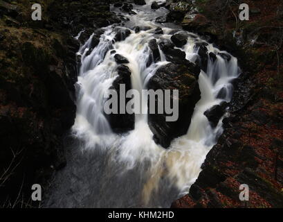 Wasserfall auf dem Fluss braan die Einsiedelei in der Nähe von Dunkeld Schottland november 2017 Stockfoto