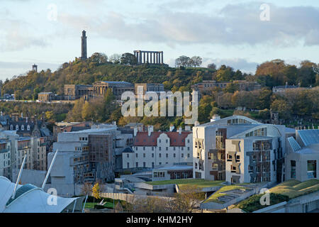 Schottisches Parlamentsgebäude und Carlton Hill, Edinburgh, Schottland, Großbritannien Stockfoto