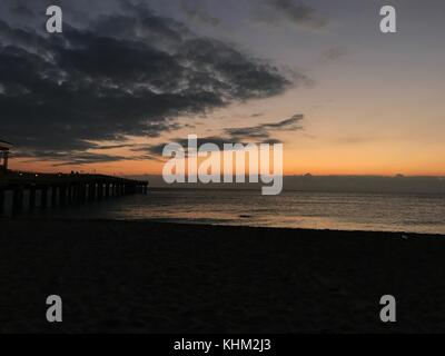 Sonnenaufgang am Strand Stockfoto