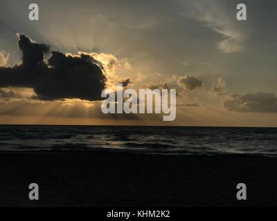 Sonnenaufgang am Strand Stockfoto