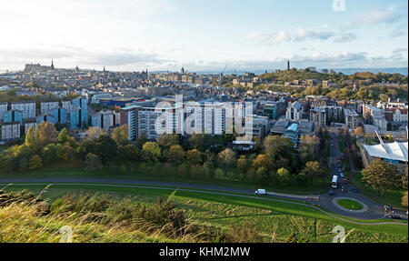 Blick auf die Burg und Carlton Hill von Salisbury Crags, Edinburgh, Schottland, Großbritannien Stockfoto