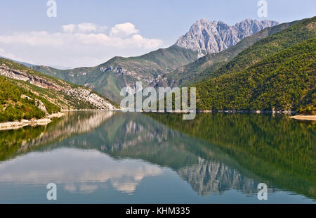 Komani See in Albanien Stockfoto