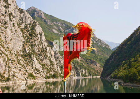 Albanische nationale Flagge auf komani See Stockfoto