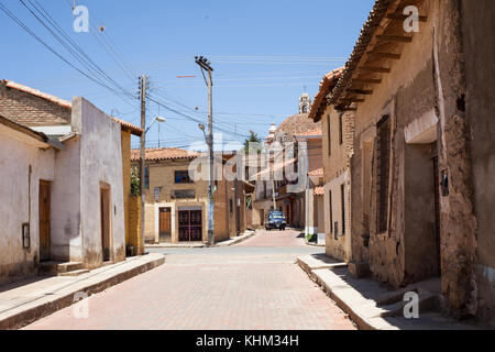 Tarata, Cochabamba, Bolivien s.a. - Oktober 2017: Ruhiges Kopfsteinpflaster der kolonialen tarata, Bolivien. Stockfoto