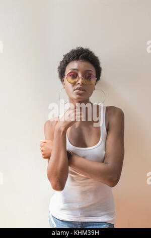 Porträt einer jungen Frau eine Sonnenbrille tragen Stockfoto