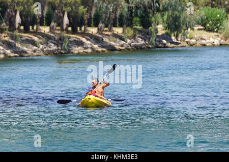 Nizza, Frankreich - 15 August 2017: ta Vater mit seinem Sohn Segel auf dem Fluss auf einer rudern Kanu Stockfoto