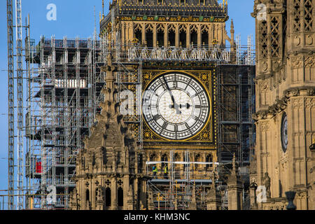 London, Großbritannien, 17. November 2017: Gerüst rund um das Elizabeth Tower, besser bekannt als Big Ben, während der Reparaturen der Häuser Buendnis-gruene Stockfoto