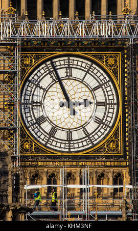 London, Großbritannien, 17. November 2017: Gerüst rund um die Uhr Gesicht von Elizabeth Tower, besser bekannt als Big Ben, während der Reparatur des Hauses Stockfoto