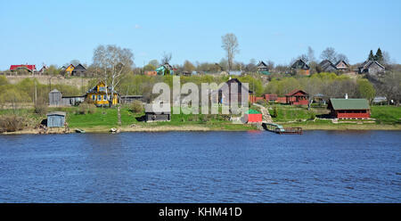 Fluss Wolchow Panorama mit Häuser am Ufer. Staraja Ladoga Dorf Stockfoto