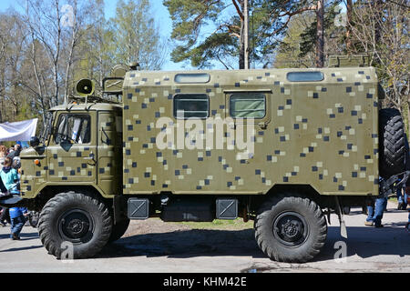 Saint-Petersburg, Russland - 09. Mai: Militär Auto auf der Straße an den internationalen "Tag der Sieg im Zweiten Weltkrieg" am 09.Mai 2015 in Saint-petersbur Stockfoto