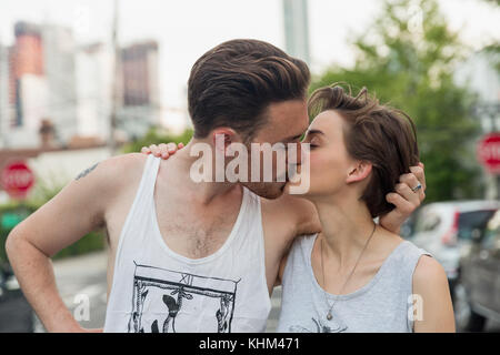 junge Paar küssen Stockfoto