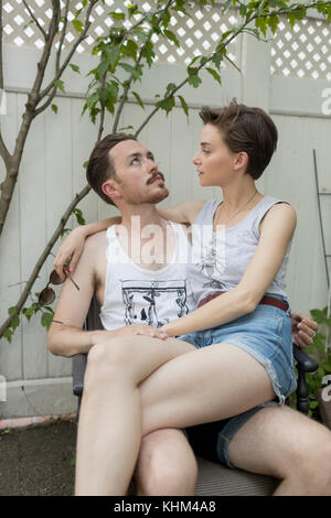 Junges Paar an Hinterhof Partei Stockfoto