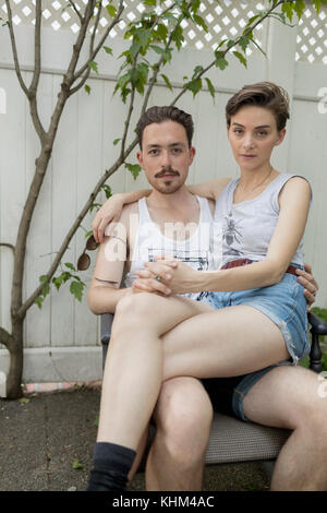 Junges Paar an Hinterhof Partei Stockfoto
