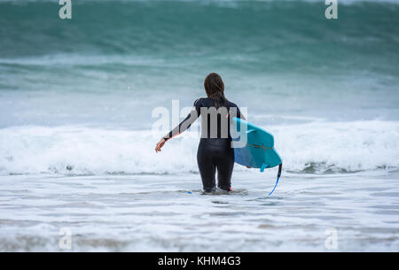 Junge weibliche Surfen in Cornwall, England, Großbritannien Stockfoto