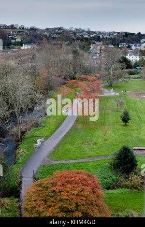 Die Aussicht von oben von Blarney Castle, eine mittelalterliche Festung in Blarney, in der Nähe von Cork, Irland, und der Fluss Martin. Stockfoto