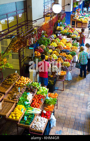 Obst Anbieter im Mercado dos Lavradores, Funchal, Madeira Abschaltdruck Stockfoto