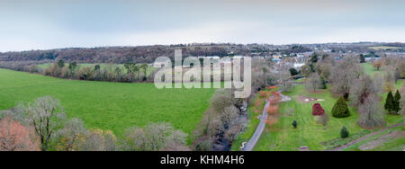 Die Aussicht von oben von Blarney Castle, eine mittelalterliche Festung in Blarney, in der Nähe von Cork, Irland, und der Fluss Martin. Stockfoto