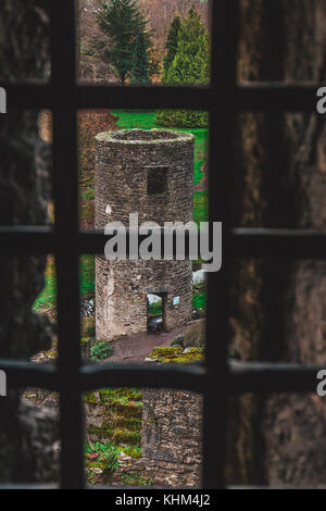 Die Aussicht von oben von Blarney Castle, eine mittelalterliche Festung in Blarney, in der Nähe von Cork, Irland, und der Fluss Martin. Stockfoto