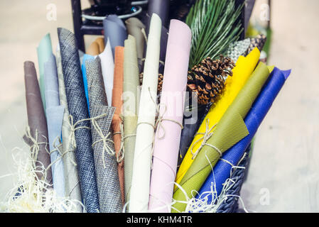 Mehrfarbige aufgerollt Auskleidungen Servietten in den Korb in der wohnkultur Accessoires Shop. Selektive konzentrieren. Stockfoto