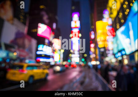 Defokussierten Blick auf Times Square signage, taxi Verkehr, und vorweihnachtlichen Menschenmassen in der Leitung - bis zu Silvester in new york city, usa Stockfoto