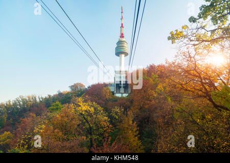 Namsan N Seoul Tower mit der Linie der Seilbahn am Sonnenuntergang im Herbst in Seoul, Südkorea. Stockfoto