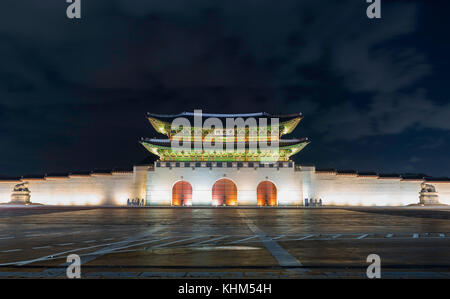 Gwanghwamun Gate bei geyongbokgung Palast bei Nacht in Seoul, Südkorea. Stockfoto
