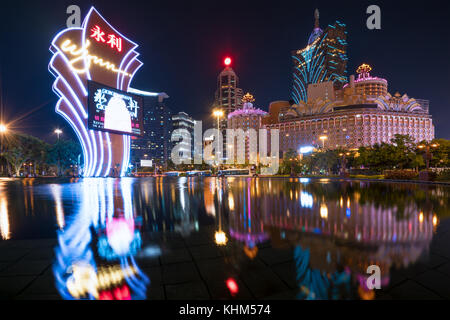 Macau, China - Oktober 14, 2017: Nachtansicht von Macau (Macao). Die Grand Lisboa ist das höchste Gebäude in Macao (Macau) und die auffälligste Teil Stockfoto